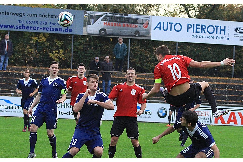 Der Ball unterwegs in Richtung Latte: Fabian Liesenfeld (links) verfehlt das Ziel um Zentimter: Foto: Edgar Daudistel