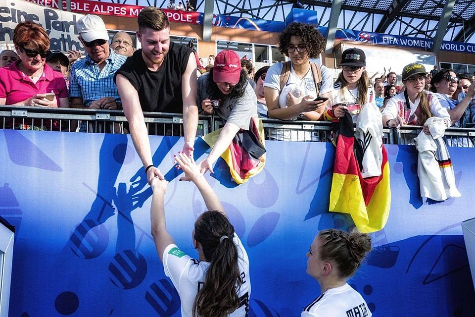 DFB-Star Sara Däbritz bei der WM mit ihrem Freund Lukas: Seit dieser Saison spielt sie für Paris Saint-Germain.