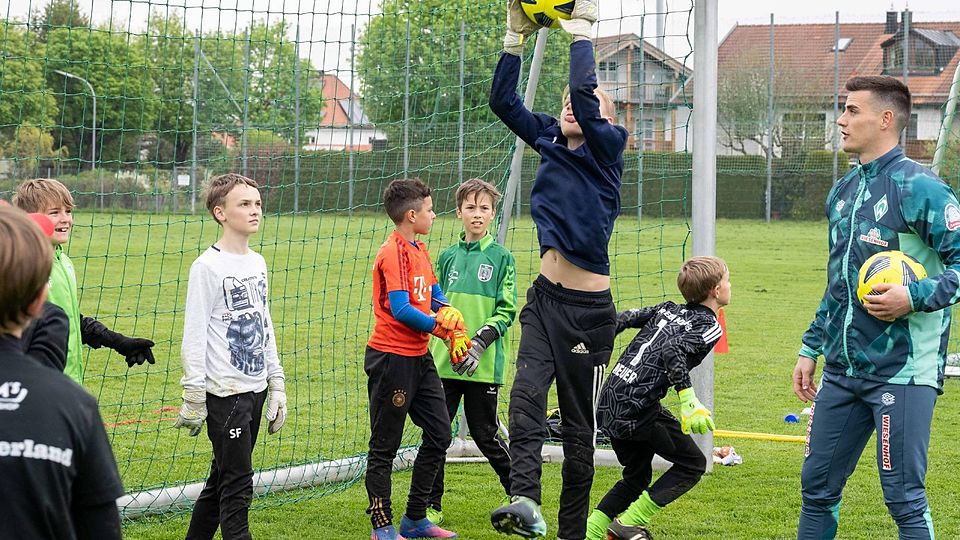 Unter dem geschulten Auge eines Bundesliga-Torwarts trainierten 21 Kinder und Jugendliche auf dem Fußballplatz in Holzkirchen. Michael Zetterer von Werder Bremen sah beim Schnuppertraining einige Talente.