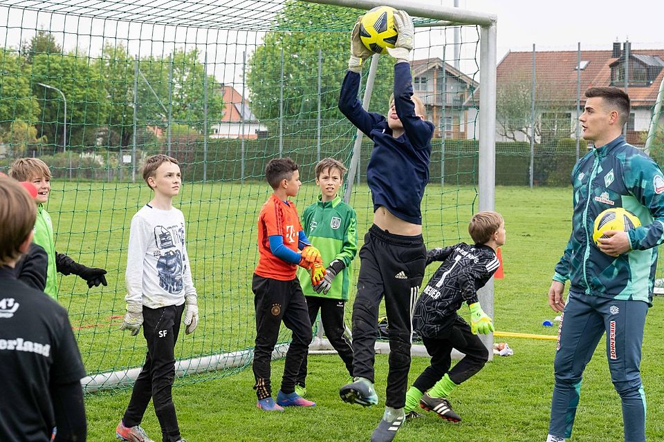 Unter dem geschulten Auge eines Bundesliga-Torwarts trainierten 21 Kinder und Jugendliche auf dem Fußballplatz in Holzkirchen. Michael Zetterer von Werder Bremen sah beim Schnuppertraining einige Talente.