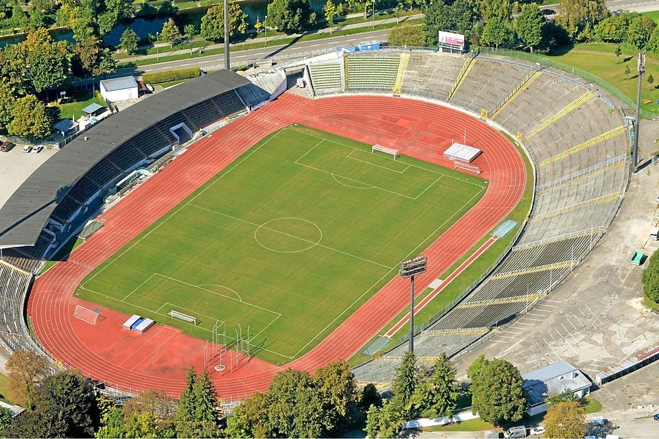 Ob künftig wieder Regionalliga-Spiele in den Abendstunden stattfinden können, hängt von der Sanierung der Flutlichtanlage im Augsburger Rosenaustadion ab.
