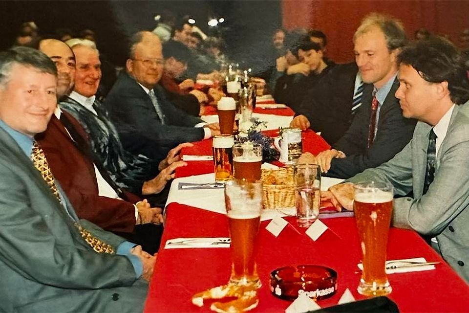 Weltmeisterlicher Star-Gast: Hansi Pflügler (2. v. r.) kam in den 1990er Jahren zur Sparkassen-Cup-Abschlussfeier.