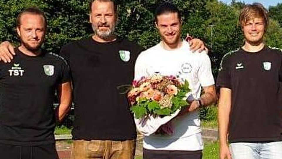 Danke, Dani (v. l.): Tobias Stangl und Manfred Grosse verabschieden Ex-Spielertrainer Daniel Stangl und begrüßen dessen Nachfolger Tiemo Wennrich.