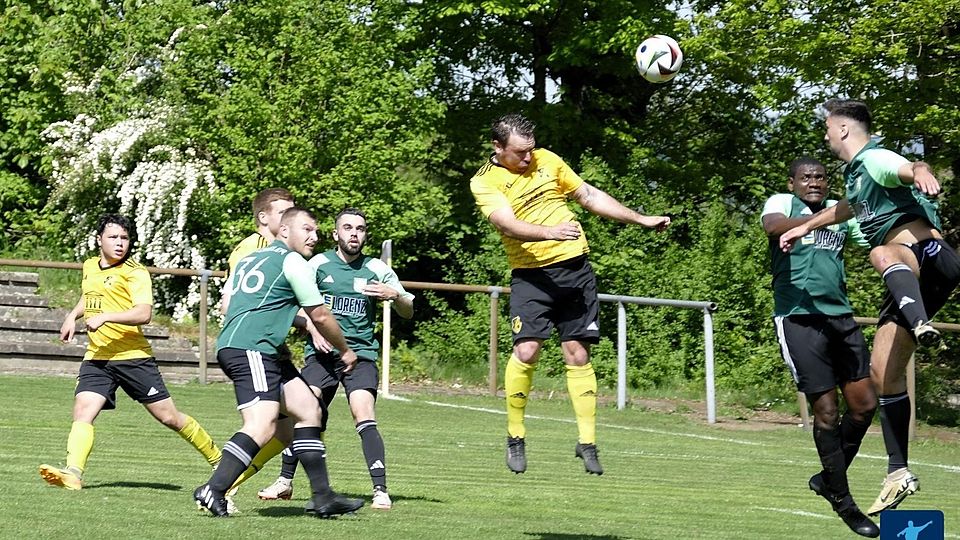 Der FV Püttlingen (gelb) st zwar nur Fünfter der Kreisliga A Köllertal-Warndt, kann aber trotzdem noch aufsteigen.