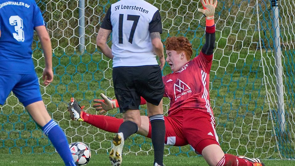 Julia Müller fährt ihr Bein aus und hält