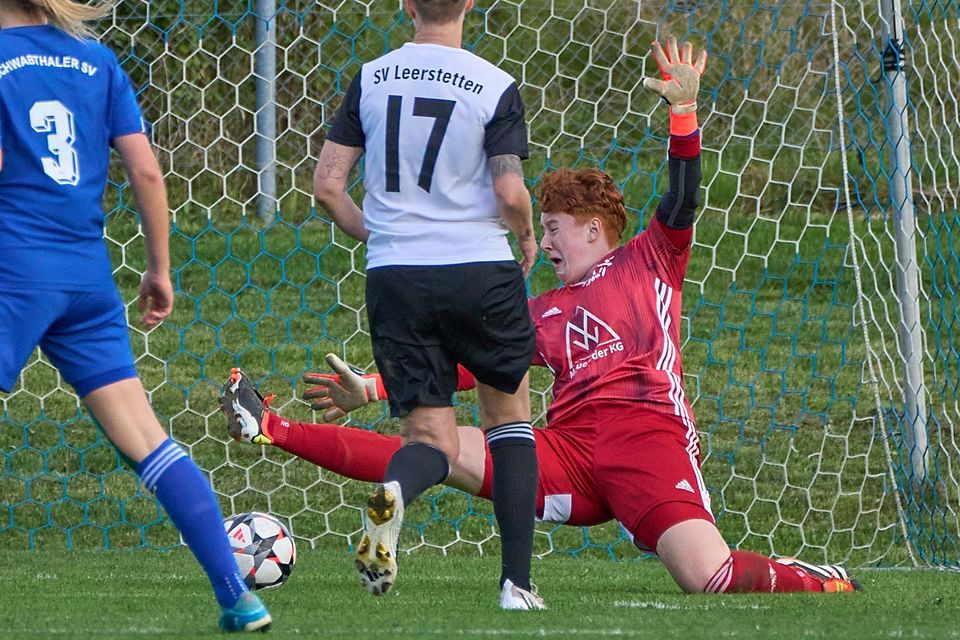 Julia Müller fährt ihr Bein aus und hält