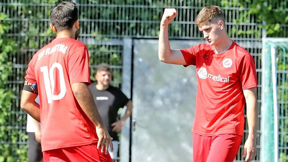 Raistinger Doppeltorschütze: Sinan Grgic (rechts) erzielte die Treffer zum 3:0 und zum 4:0. In dieser Szene freut sich Mathias Sedlmeier mit ihm.