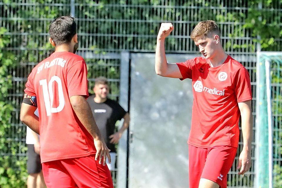 Raistinger Doppeltorschütze: Sinan Grgic (rechts) erzielte die Treffer zum 3:0 und zum 4:0. In dieser Szene freut sich Mathias Sedlmeier mit ihm.