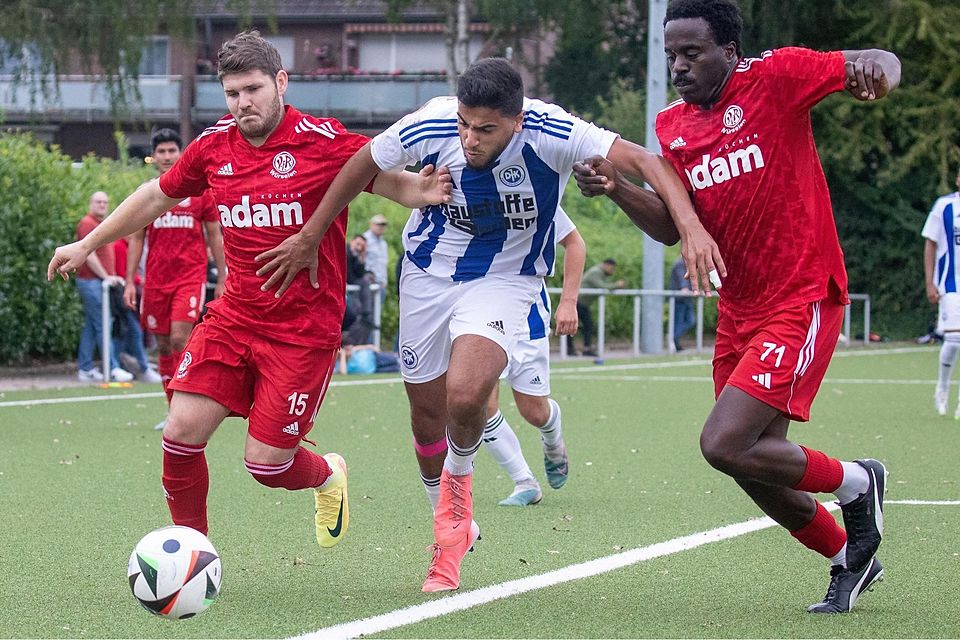 Kampf um den Ball: In der Partie zwischen Arminia Eilendorf (in Blau-Weiß) und dem VfR Würselen geht es intensiv zur Sache.