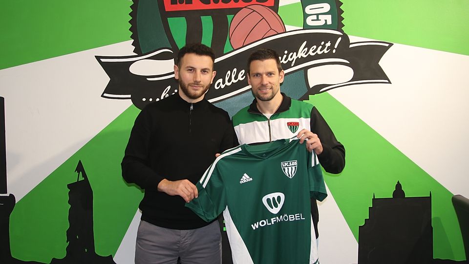 Adrian Istrefi (li.) und Schweinfurts Sportlicher Leiter Andreas Brendler. 
