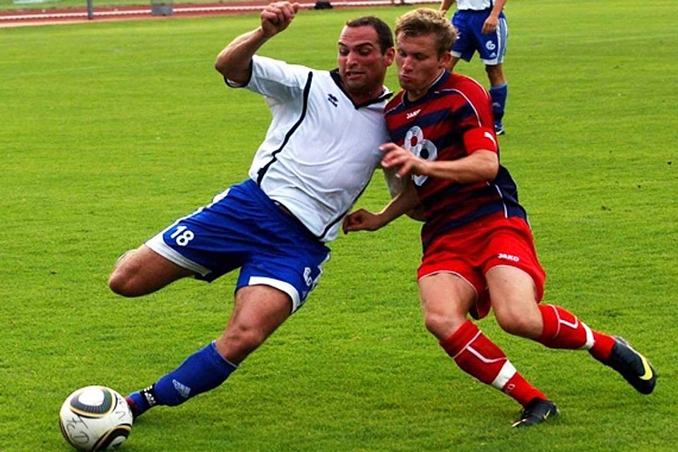 Ein heißes Duell werden sich Kötztings Kapitän Florian Frisch (re.) und Bastian Haselbeck vom FC Dingolfing auch diesmal liefern. F: Meier