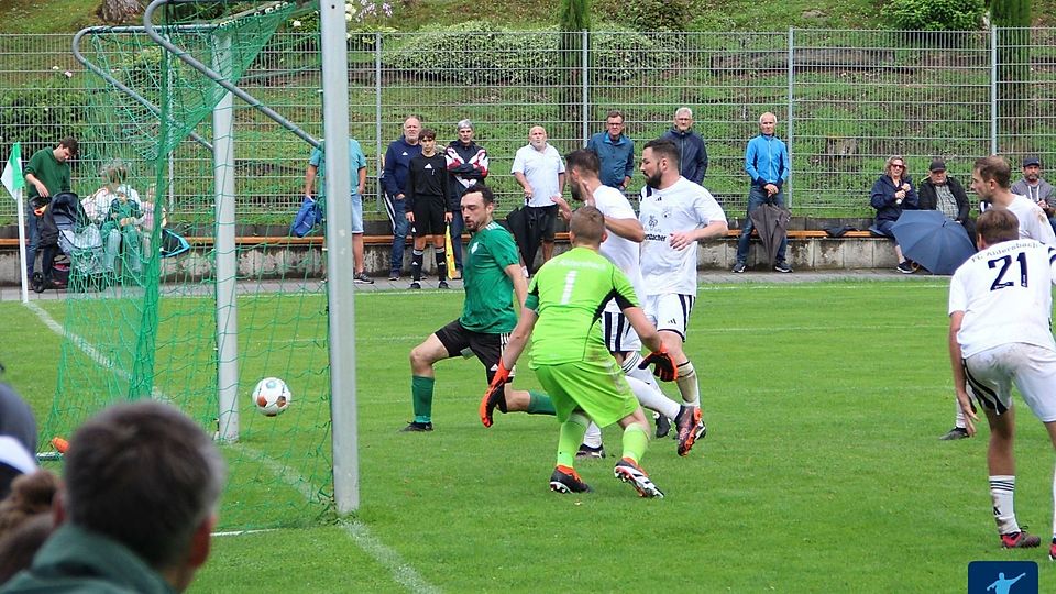 Treffer im Hinspiel: Aunkirchens Dominik Bauer schob zur kurzzeitigen Führung ein, bevor der FC Aldersbach nur eine Minute später zum 1:1 Endstand traf.