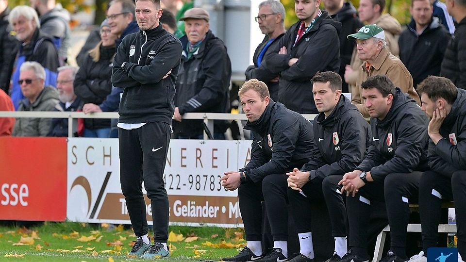 "Er ist für mich mehr als nur ein Co-Trainer", sagt Augsburgs Chef-Coach Tobias Strobl (stehend) über seinen Co-Trainer Felix Kling (sitzend, Erster von links).