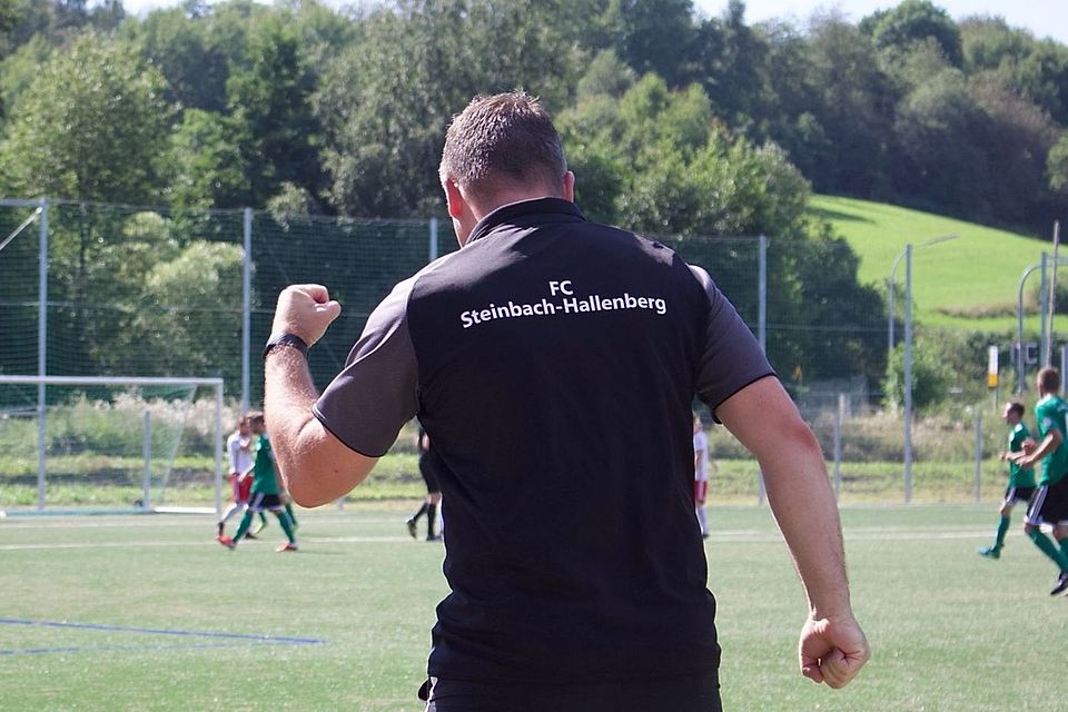 Die Siegerfaust - Als Coach des FC Steinbach-Hallenberg feierte David Reich einige Erfolge mit seinem Team. Nach sechs Jahren tritt der Trainer nun von seinem Amt zurück.