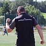 Die Siegerfaust - Als Coach des FC Steinbach-Hallenberg feierte David Reich einige Erfolge mit seinem Team. Nach sechs Jahren tritt der Trainer nun von seinem Amt zurück.