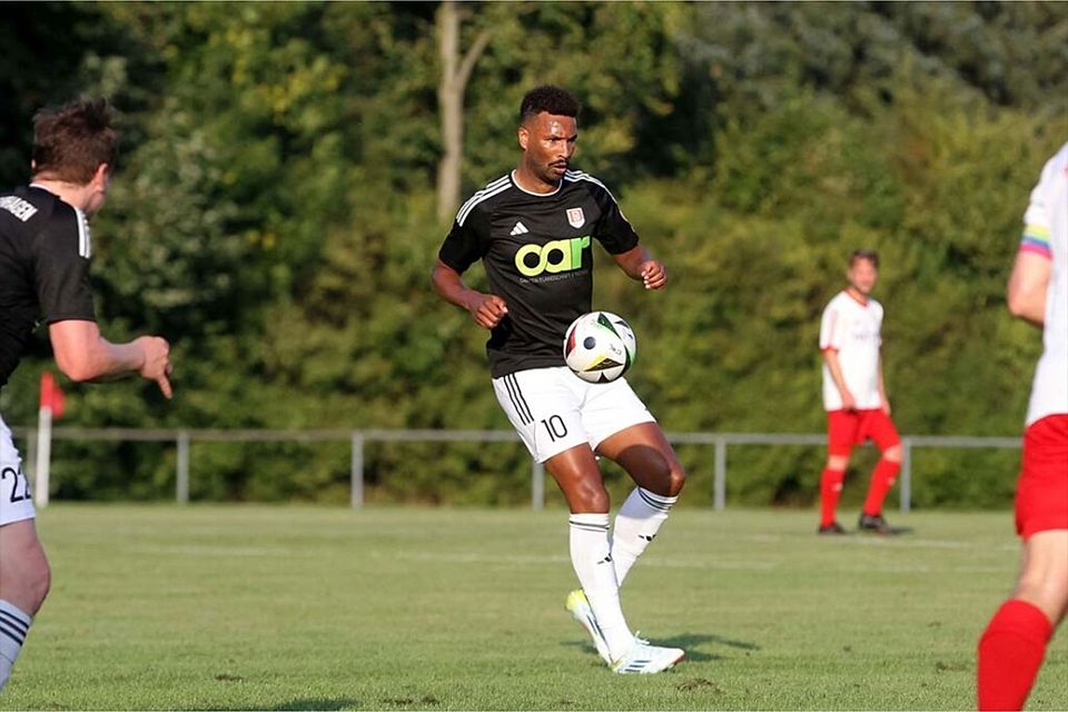 Der spielende Co-Trainer Stephan Wendt (MTV Dänischenhagen), der nur von der Seitenlinie eingriff.