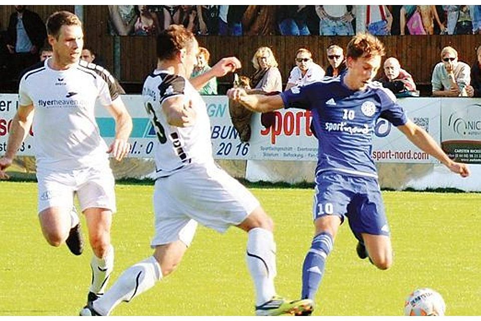 Torschütze in Bedrängnis: Torben Liebsch vom FC  Hude (rechts) erzielte das 1:0. Guido Finke