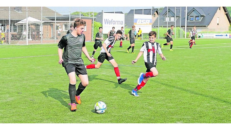 Beim Jugendturnier der SG Stolberg ging es flott zur Sache. Die C-Jugend von Concordia Oidtweiler (schwarzeTrikots) stand am Endepunkt- und torgleich mit Jugendsport Wenau auf dem ersten Platz.