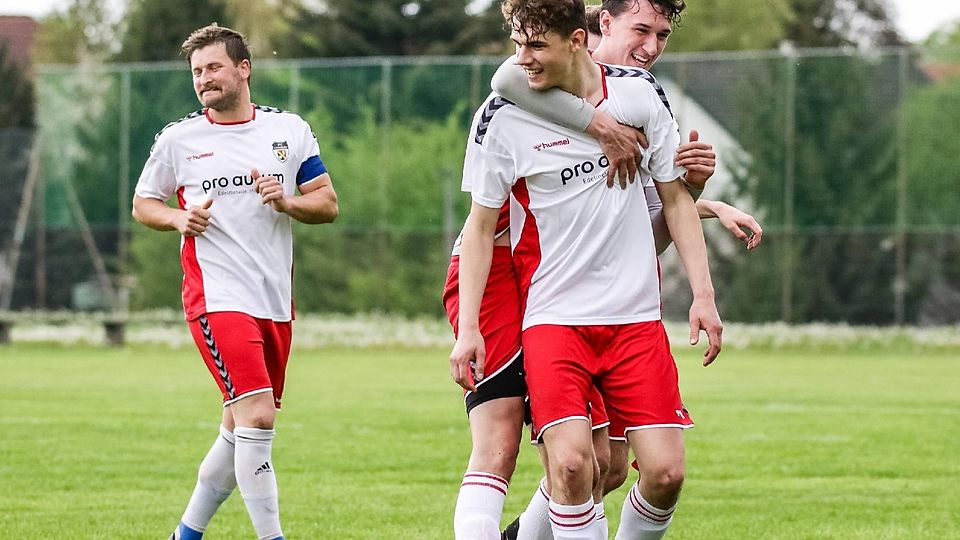So sehen Sieger aus: Martin Lechner sowie Bastian und Lukas Fischer (v. l.) feiern den Treffer zum zwischenzeitlichen 2:0. Am Ende gewinnt der FC Lengdorf in Wörth mit 3:0 Toren.