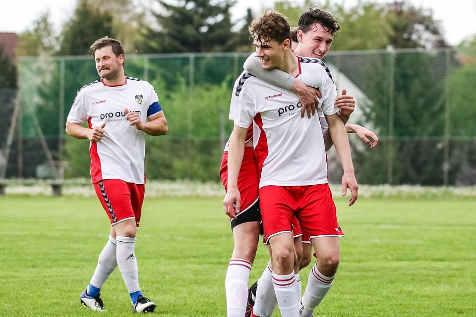 So sehen Sieger aus: Martin Lechner sowie Bastian und Lukas Fischer (v. l.) feiern den Treffer zum zwischenzeitlichen 2:0. Am Ende gewinnt der FC Lengdorf in Wörth mit 3:0 Toren.