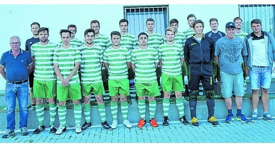 Der neue Trainer Tim Krumpen (hintere Reihe zweiter von rechts), Betreuer Ottmar Läufer (vordere Reihe zweiter von rechts) und Betreuer Herbert Hellwig (vorne links) wollen in der kommenden Saison frühzeitig den Klassenerhalt in der Dürener Kreisliga A klar machen.Foto: Kurt Kaiser