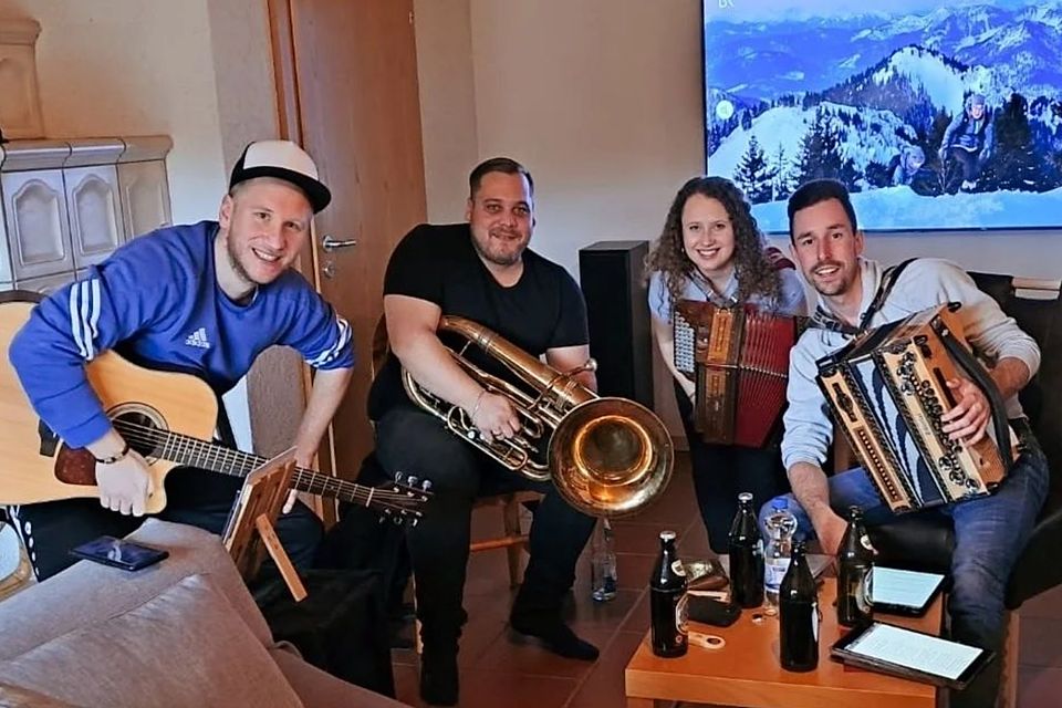 Bandprobe: Matthias Schötz (li.) bei seiner zweiten Passion: Der Musik. 