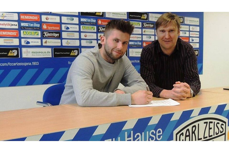 Raphael Koczor bei der Vertragsunterschrift mit Sportdirektor Kenny Verhoene. © FC Carl Zeiss Jena