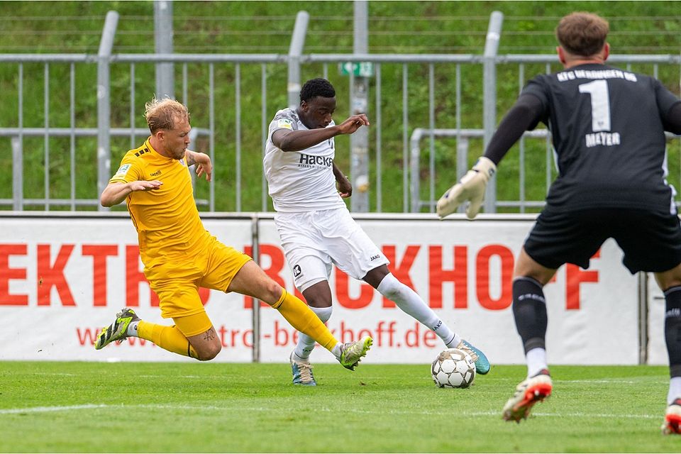 Konsequent abschließen: Die Chancenverwertung ist beim SV Rödinghausen, hier mit Stürmer Abdul Moursalim Fesenmeyer (Mitte), noch ausbaufähig.