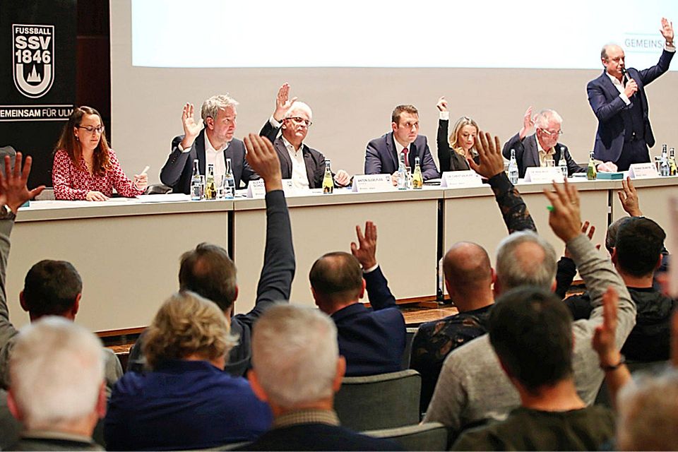 Mit einer klaren Mehrheit von rund 96 Prozent haben die Spatzenmitglieder für eine Satzungsänderung und der damit verbundenen Ausgliederung der Ulmer Profi-Abteilung gestimmt.