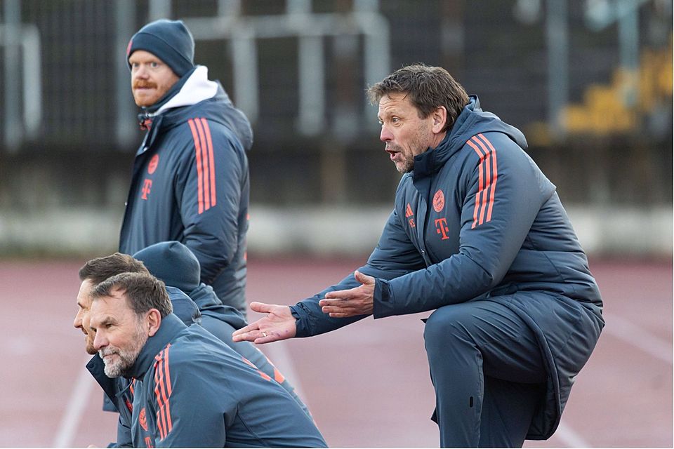 FCB U23-Coach Holger Seitz (re.) war nach der Niederlage bei Schlusslicht Schwaben Augsburg mächtig angefressen.