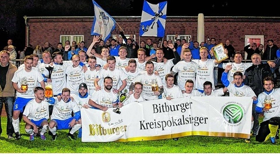 Dem Kreispokalsieger Union Schafhausen gratulierte der Vorsitzende des Kreisspielausschusses, Josef Küppers (l.). Foto: Karl-Heinz Hamacher