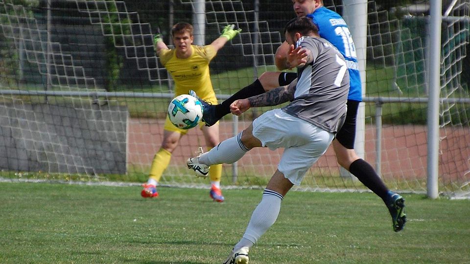 Marvin Germes gewaltiger Schuss führte zum zwischenzeitlichen 3:0 für Huchem-Stammeln.