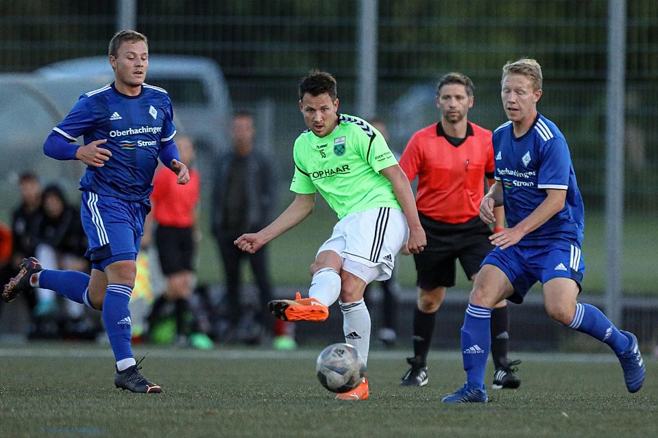 Maximilian Kalus (Mitte) vom Fußball-Bezirksligisten FC Penzberg im Auswärtsspiel gegen den FC Deisenhofen II am 2. September 2022 .