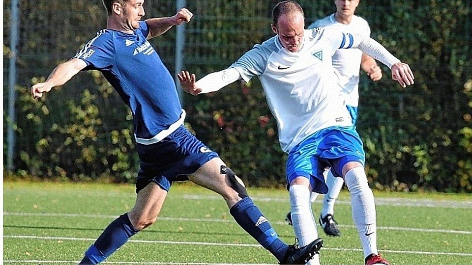 Langes Bein: Der Lübecker Janik Schmalfeld (links) versucht, den Oldesloer Andy Baasch vom Ball zu trennen. Foto: Jürgensen