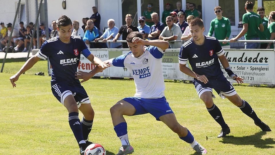 Einen Schritt schneller als der Gegenspieler: Kammerbergs Domenik Kaiser (l.) im Zweikampf.