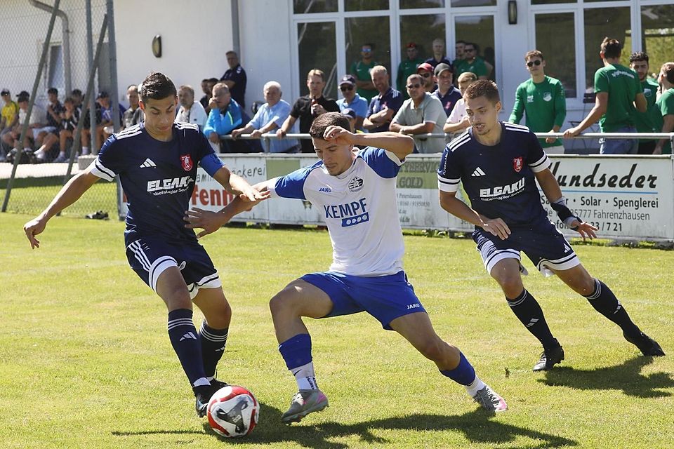 Einen Schritt schneller als der Gegenspieler: Kammerbergs Domenik Kaiser (l.) im Zweikampf.
