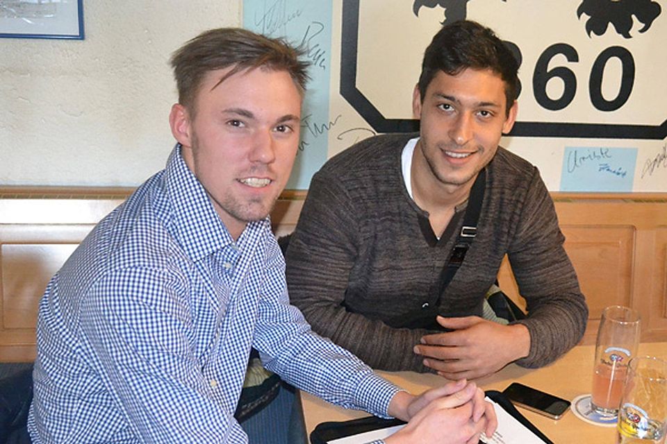 Neu-Löwe Malik Fathi (re.) im Gespräch mit FuPa-Redakteur Nils Neumann. F: FuPa