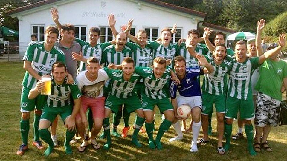 Einfach riesig fühlten sich die Fußballer von Grün-Weiß Ichenhausen nach dem Gewinn des Stadtmeister-Titels.