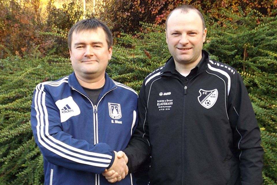 Ein Handschlag für eine neue Ära: Die Vorstände Bernd Blust (links, Sportfreunde Obersimonswald) und Daniel Baumer (FC Simonswald). | Foto: ZVG