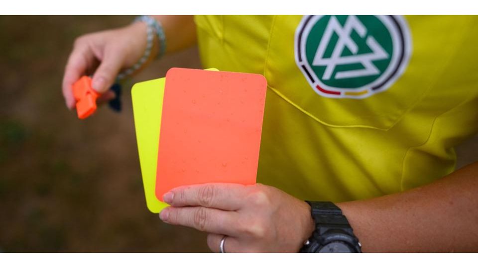  Rote Karte gegen Rassismus? Die Fußball-Funktionäre in Mittelhessen fordern ein stärkeres Durchgreifen gegen Rassismus - aber sind sich selbst uneins. © Robert Michael/dpa 