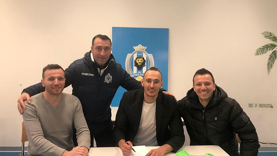 Vertrag unterschrieben: Kustrim Dzaferi, Coma Midzait, Sabri Vaiziv und Verdi Dzaferi (von links)