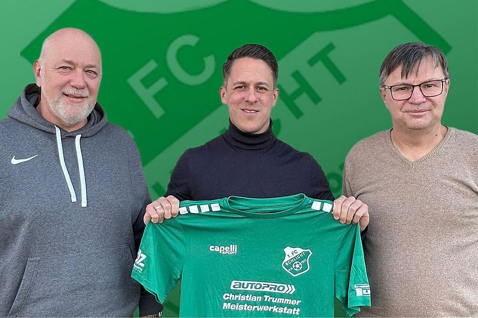 Die Verantwortlichen des 1.FC Schlicht freuen sich, Sven Seitz (Mitte) als neuen Spielertrainer gewonnen haben zu können. Die Verantwortlichen des 1.FC Schlicht freuen sich, Sven Seitz (Mitte) als neuen Spielertrainer gewonnen haben zu können.
