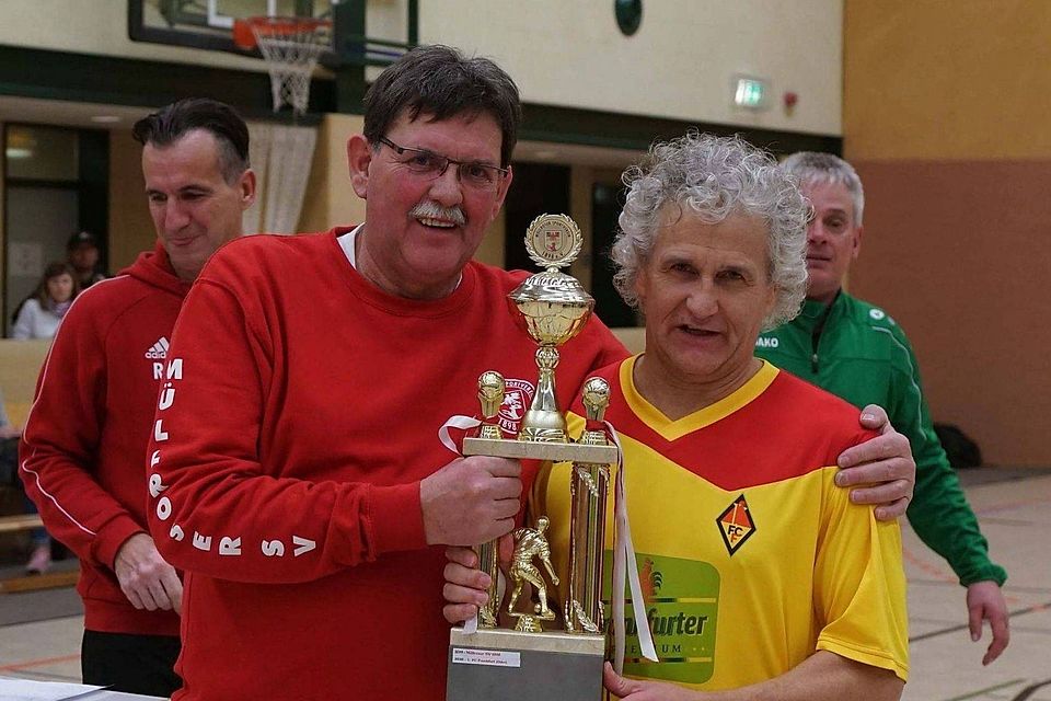 Müllroses Präsident Dieter Hartung überreicht Sven Theis vom Turniersieger 1. FC Frankfurt den Wanderpokal.