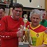 Müllroses Präsident Dieter Hartung überreicht Sven Theis vom Turniersieger 1. FC Frankfurt den Wanderpokal.