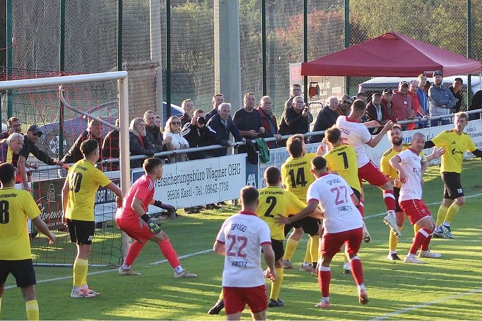 Das Kreisliga-Derby Trabitz gegen Grafenwöhr zog die Zuschauer in Scharen an.