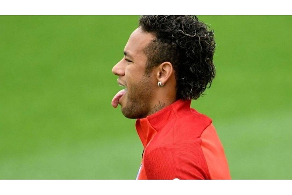 Neymar zeigt allen die Zunge. An seinem Transfer entzündet sich eine lange Diskussion.  afp