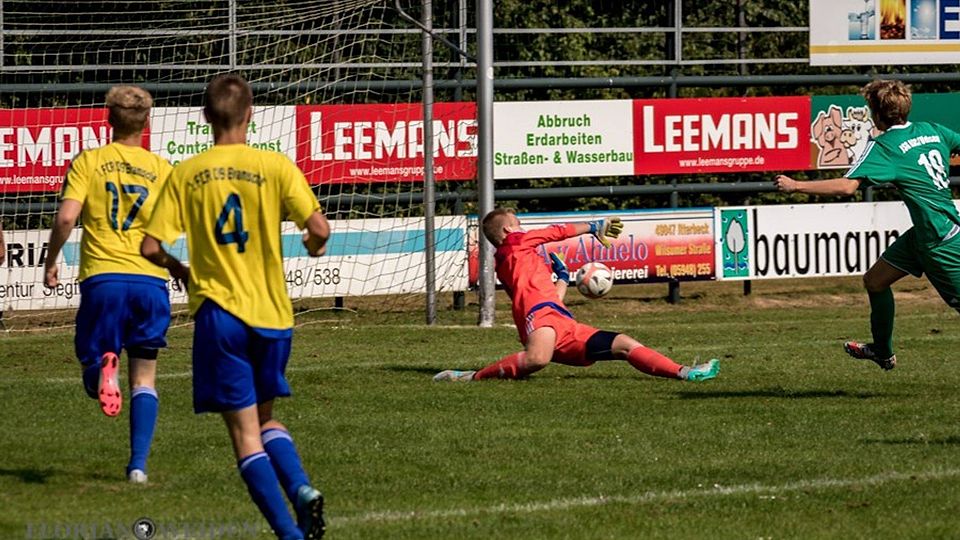 Bei Kontern konnten sich die Bramscher B-Junioren (in Gelb) stets auf ihren Torhüter Christopher Timm verlassen - wie hier in Uelsen. Foto: Florian Weiden