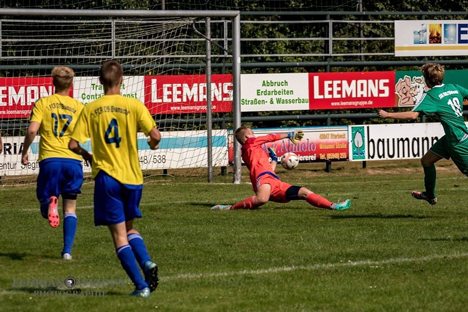 Bei Kontern konnten sich die Bramscher B-Junioren (in Gelb) stets auf ihren Torhüter Christopher Timm verlassen - wie hier in Uelsen. Foto: Florian Weiden