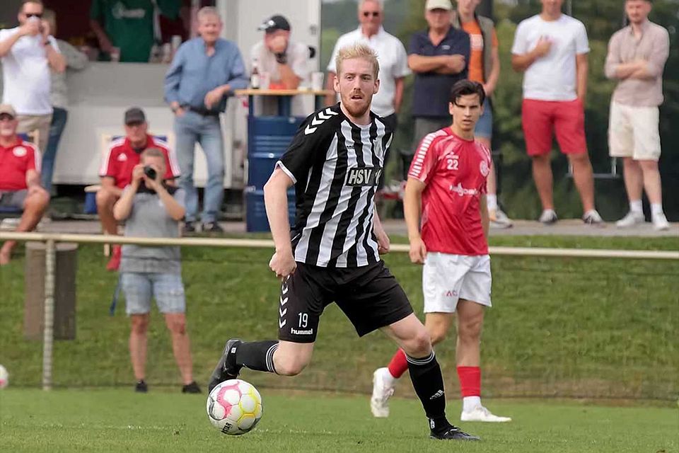 Timo Martens (Heikendorfer SV) besorgt den Einstieg zum 2-0-Sieg mit seinem 10. Saisontor. Timo Martens (Heikendorfer SV) besorgt den Einstieg zum 2-0-Sieg mit seinem 10. Saisontor.