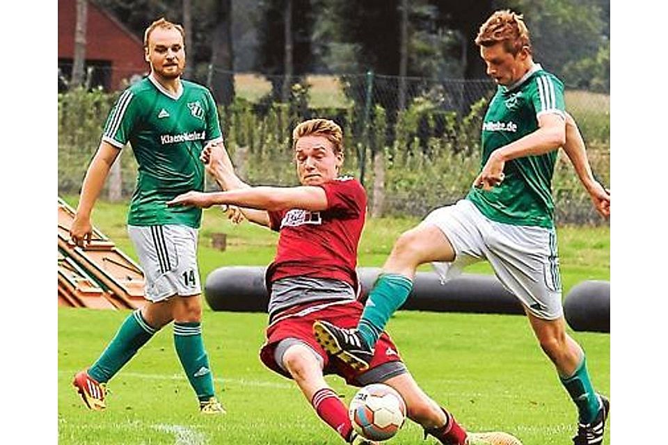 Der SV Bethen (grüne Trikots)  kassierten im Heimspiel gegen Bezirksliga-Absteiger SV Peheim (rotes Dress) eine  1:4-Niederlage. Olaf Klee